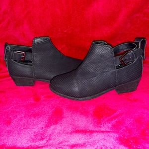 JUST BE - low top boot with buckle - ❤